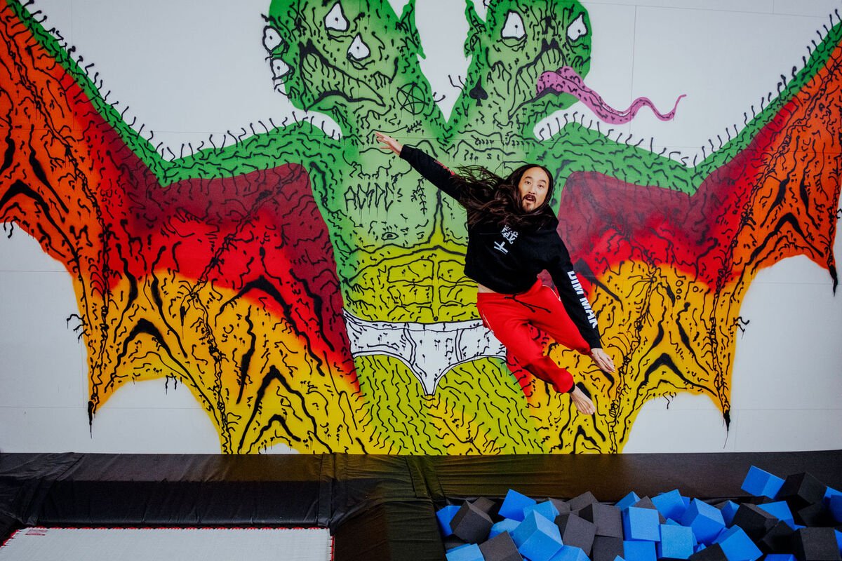 A custom mural by L.A.–based artist Neck Face overlooks “Aoki’s Playhouse,” a custom gym with a trampoline, a foam pit, and a rope swing. Photo by Brian Guido for Artsy. 